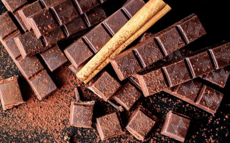 شکلات تلخ برای کبد چرب مفید است یا مضر؟ جواب علمی و مقدار مجاز
